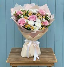 Букет цветов из:  Гвоздики, Орхидеи и Розы в Привольном