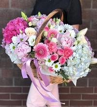 Цветочная композиция из Розы, Хризантемы, Пионы и Лизиантусы в корзине в Привольном