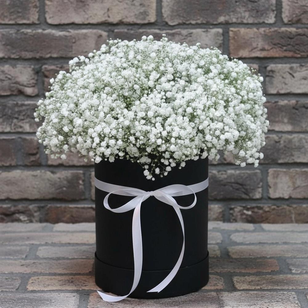 Цветочная композиция из Гипсофила в шляпной коробке в Привольном