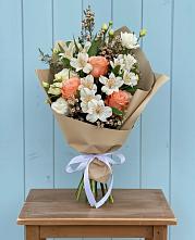 Букет цветов из:  Альстромерии, Лизиантусы, Розы и Хризантемы в Привольном