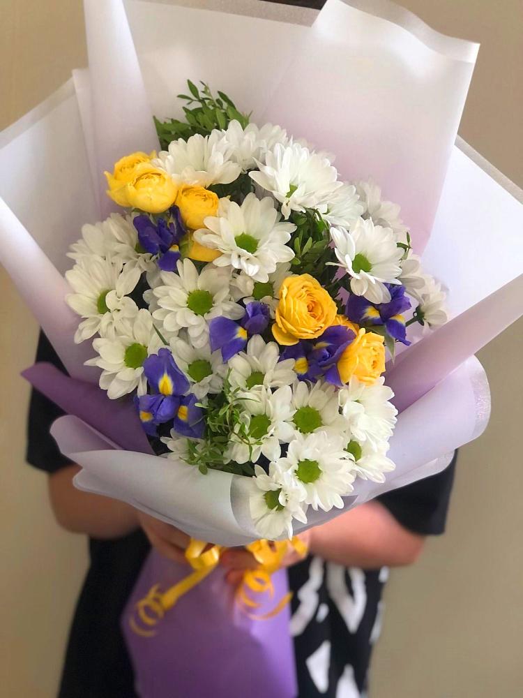 Букет цветов из: Ирисы, Хризантемы и Розы в Привольном