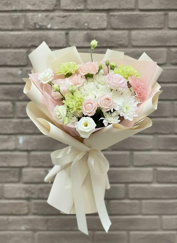 Букет цветов из: Гвоздики, Розы, Лизиантусы и Хризантемы в Привольном