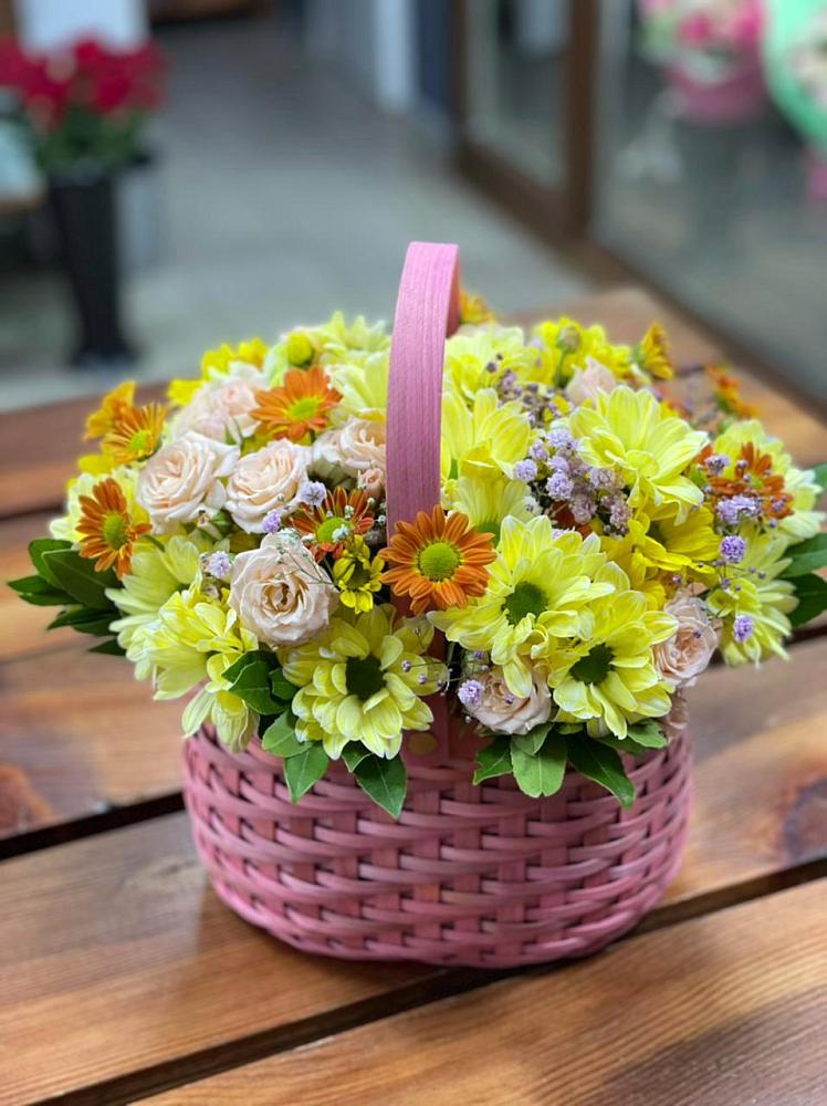 Цветочная композиция из Хризантемы и Розы в корзине в Привольном