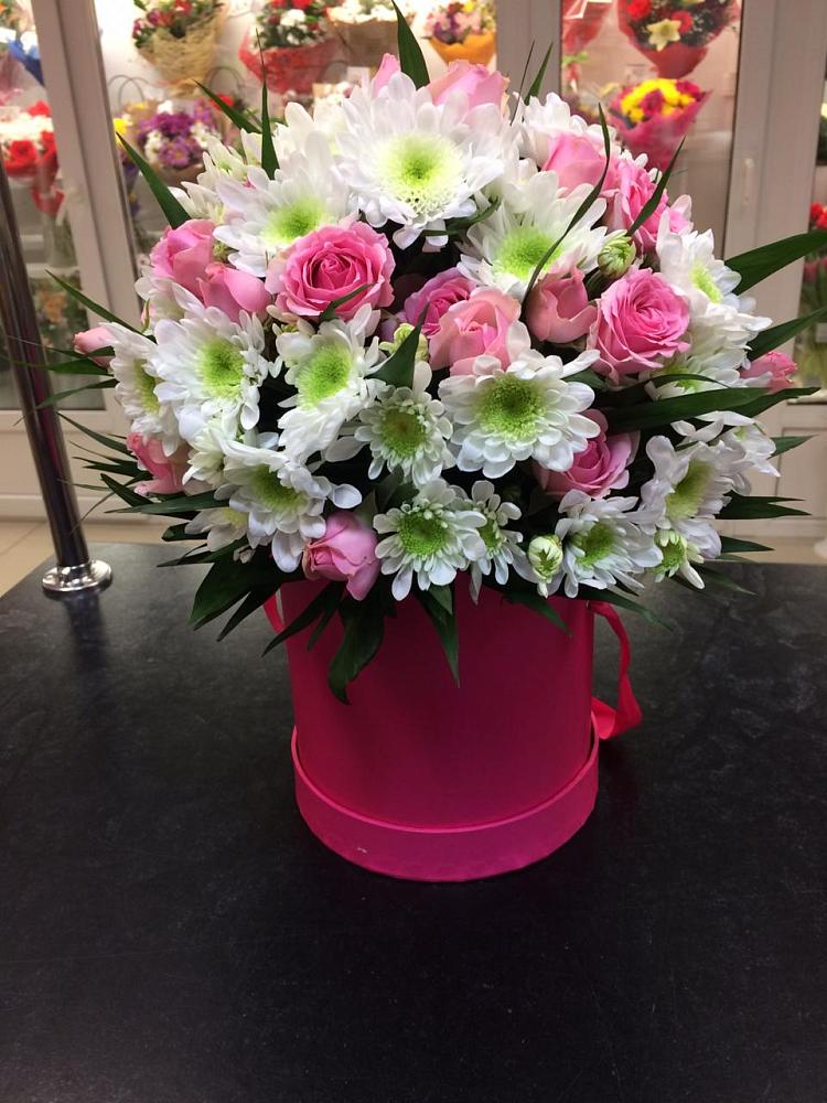 Цветочная композиция из Розы и Хризантемы в шляпной коробке в Привольном