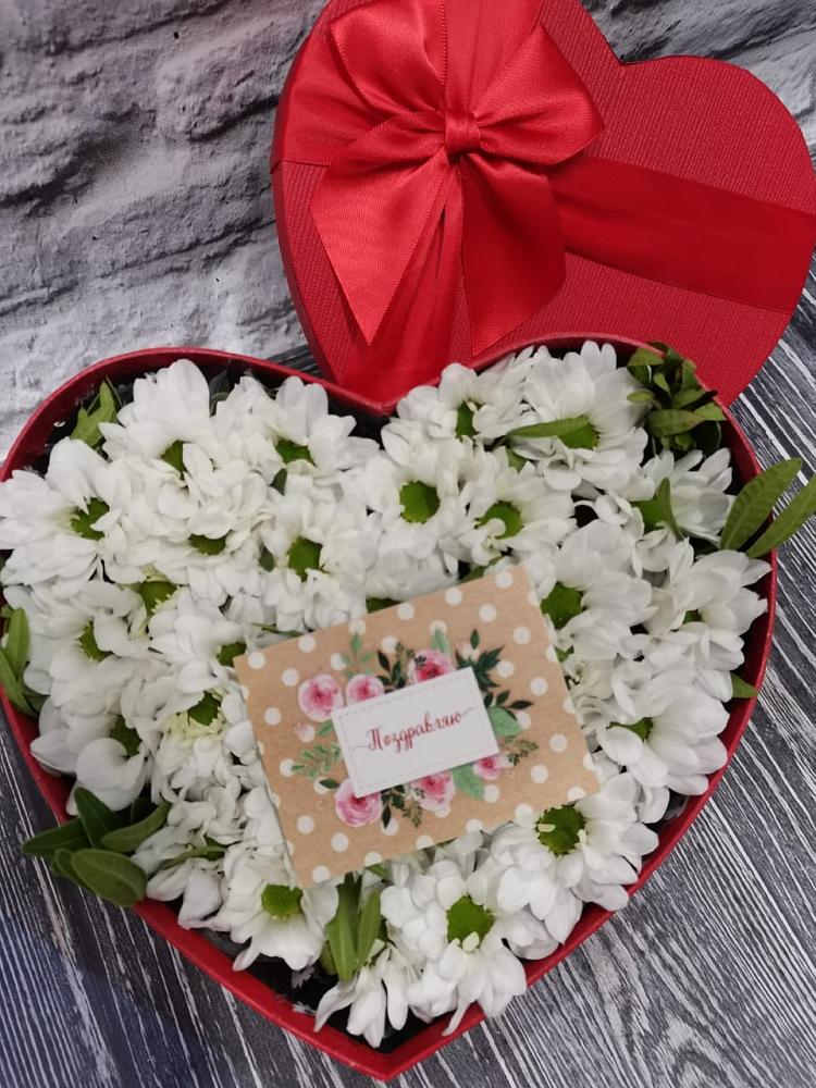 Цветочная композиция из Хризантемы в виде сердца в Привольном