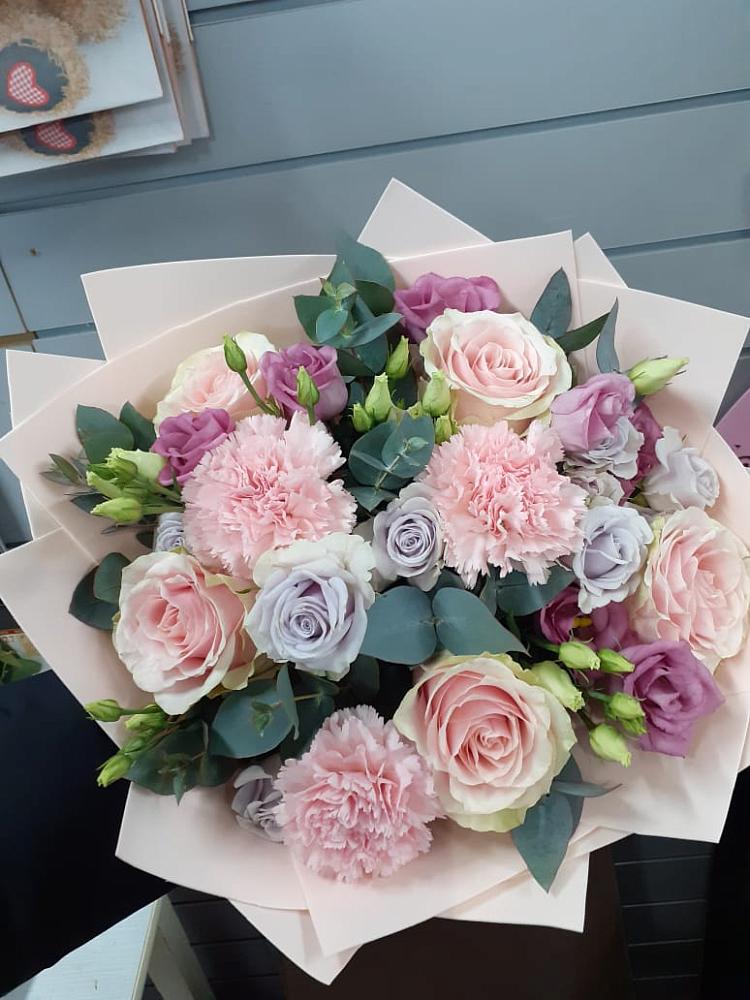 Букет цветов из: Розы, Гвоздики и Лизиантусы в Привольном